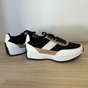 Women’s Lace Up Sneaker‎